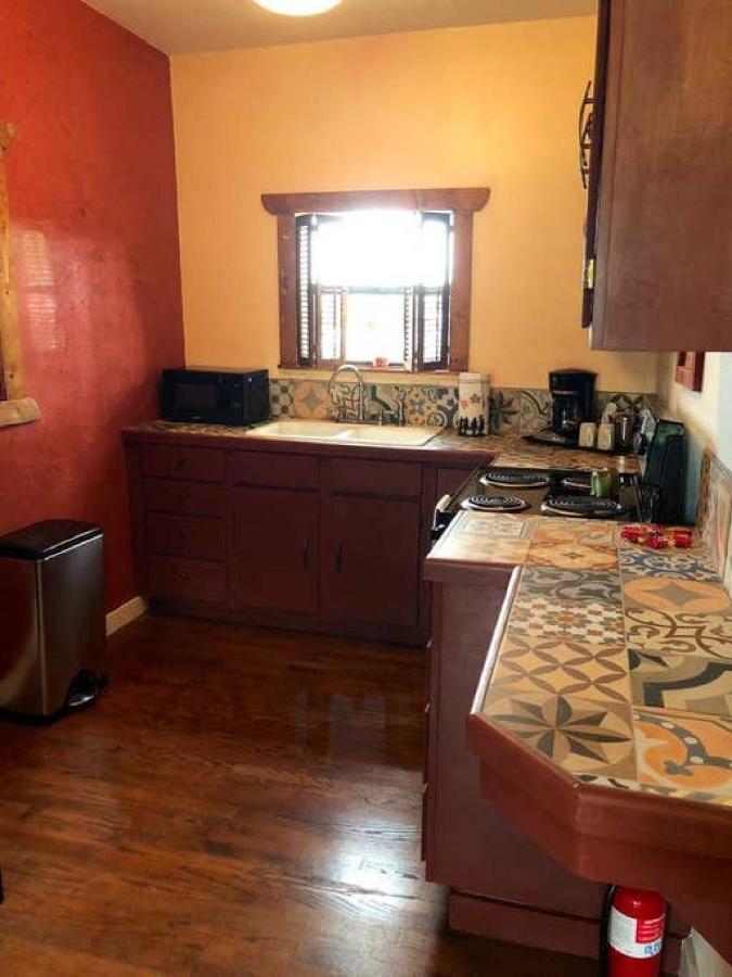 El Viejo Adobe - Across From Sul Ross Campus Bed & Breakfast อัลไพน์ ภายนอก รูปภาพ
