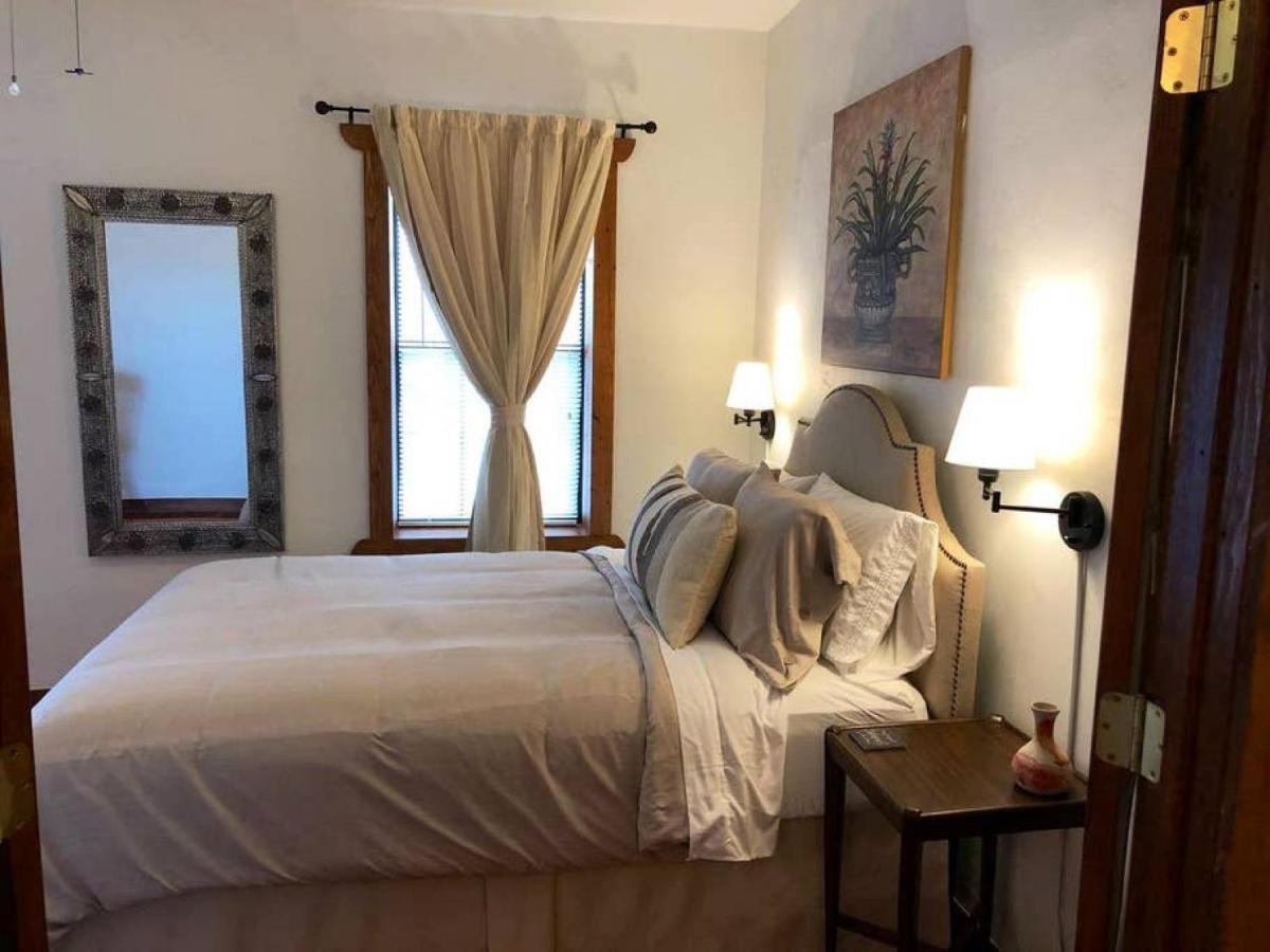 El Viejo Adobe - Across From Sul Ross Campus Bed & Breakfast อัลไพน์ ภายนอก รูปภาพ